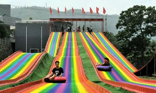 九龙坡彩虹滑草场
